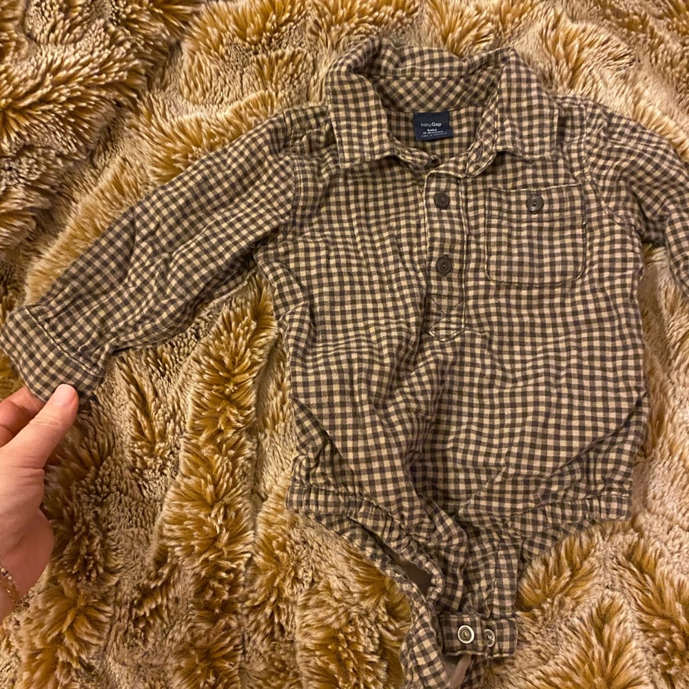 Like new Gap brown plaid button down onesie for boys 12-18 months